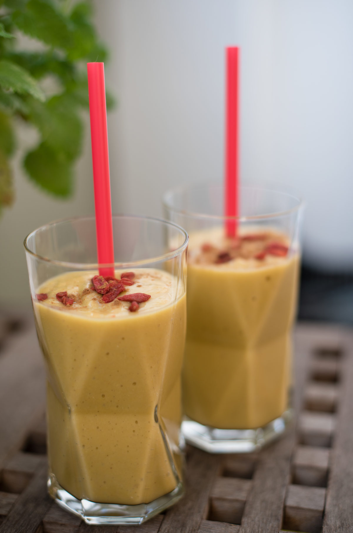 Tropischer Smoothie mit Orange, Ananas und Papaya