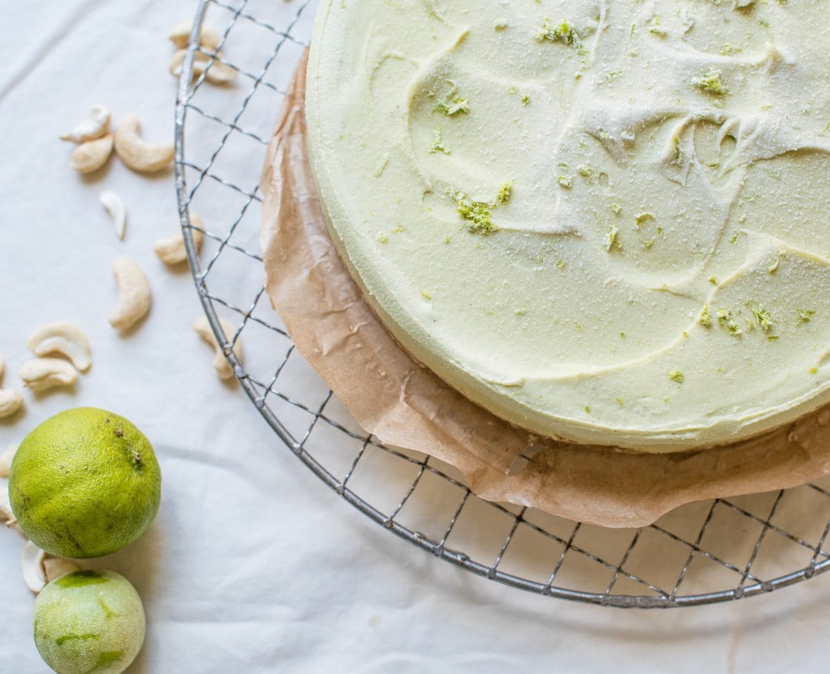 Topshot Kuchen auf Rost mit Limetten dekoriert