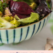 Schüssel gefüllt mit grünem Salat, rote Bete und Champignons.