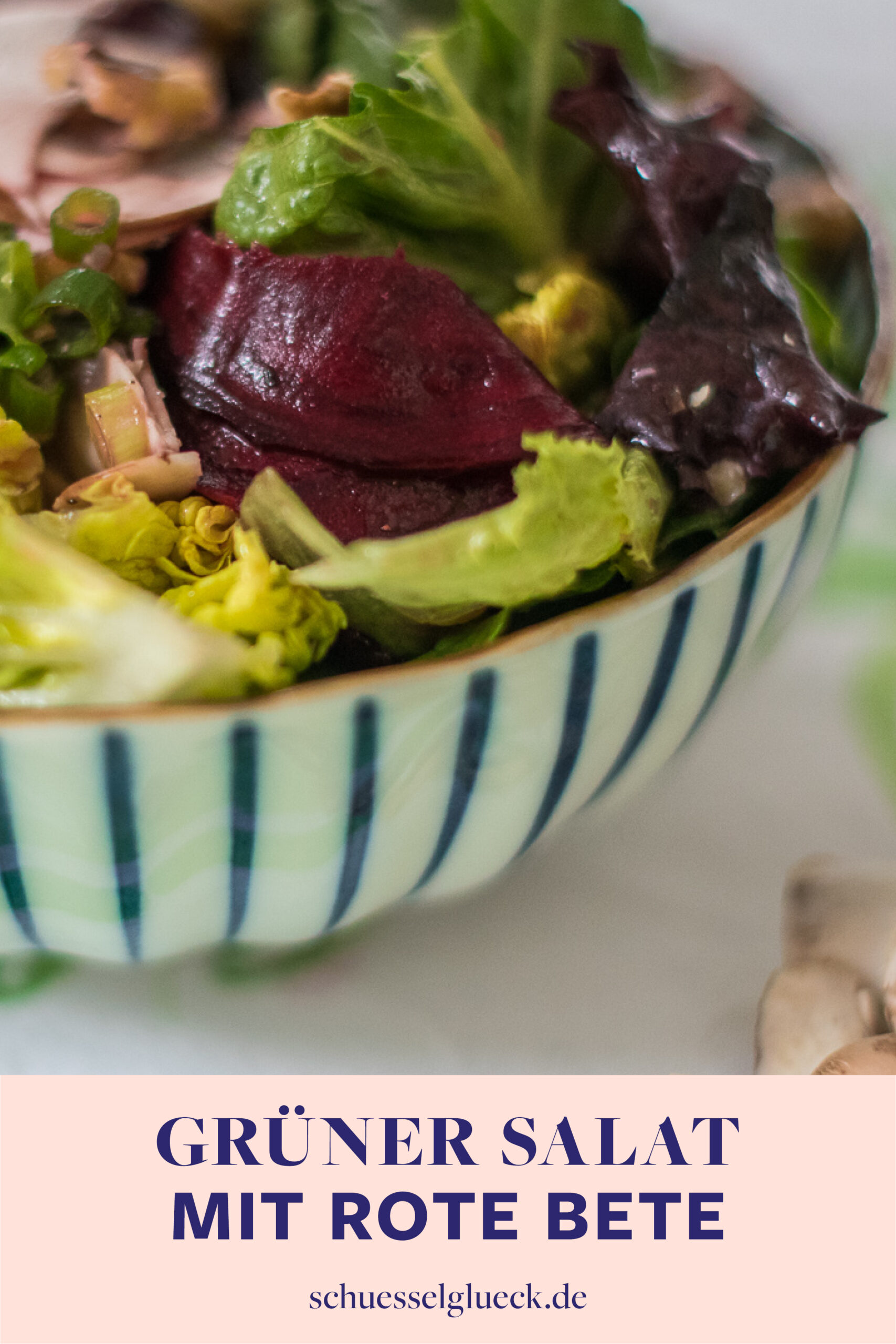 Grüner Salat mit Rote Bete, Champignons und Walnüssen