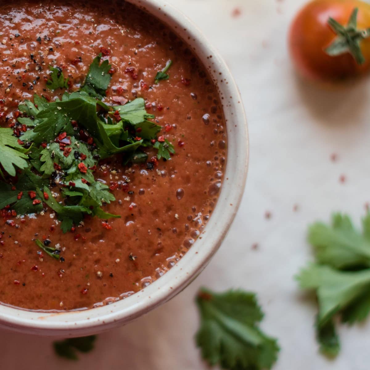 Topshot von Suppenschüssel mit Gazpacho Andaluz und Petersilie als Topping