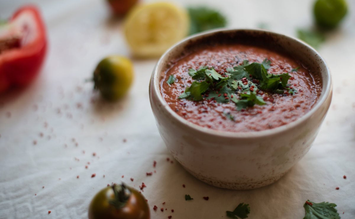 seitliche Ansicht von Suppenschüssel mit Gazpacho Anadluz gefüllt und Petersilie getoppt