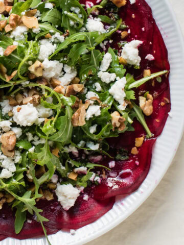 Topshot von Rote Bete Carpaccio mit Ziegenkäse und Rucola