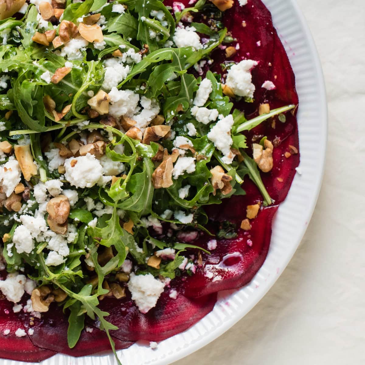 Topshot von Rote Bete Carpaccio mit Ziegenkäse und Rucola