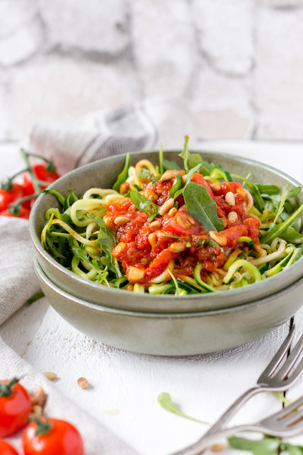 Zucchini Nudeln: Low carb Pasta mit Tomaten &amp; Rucola