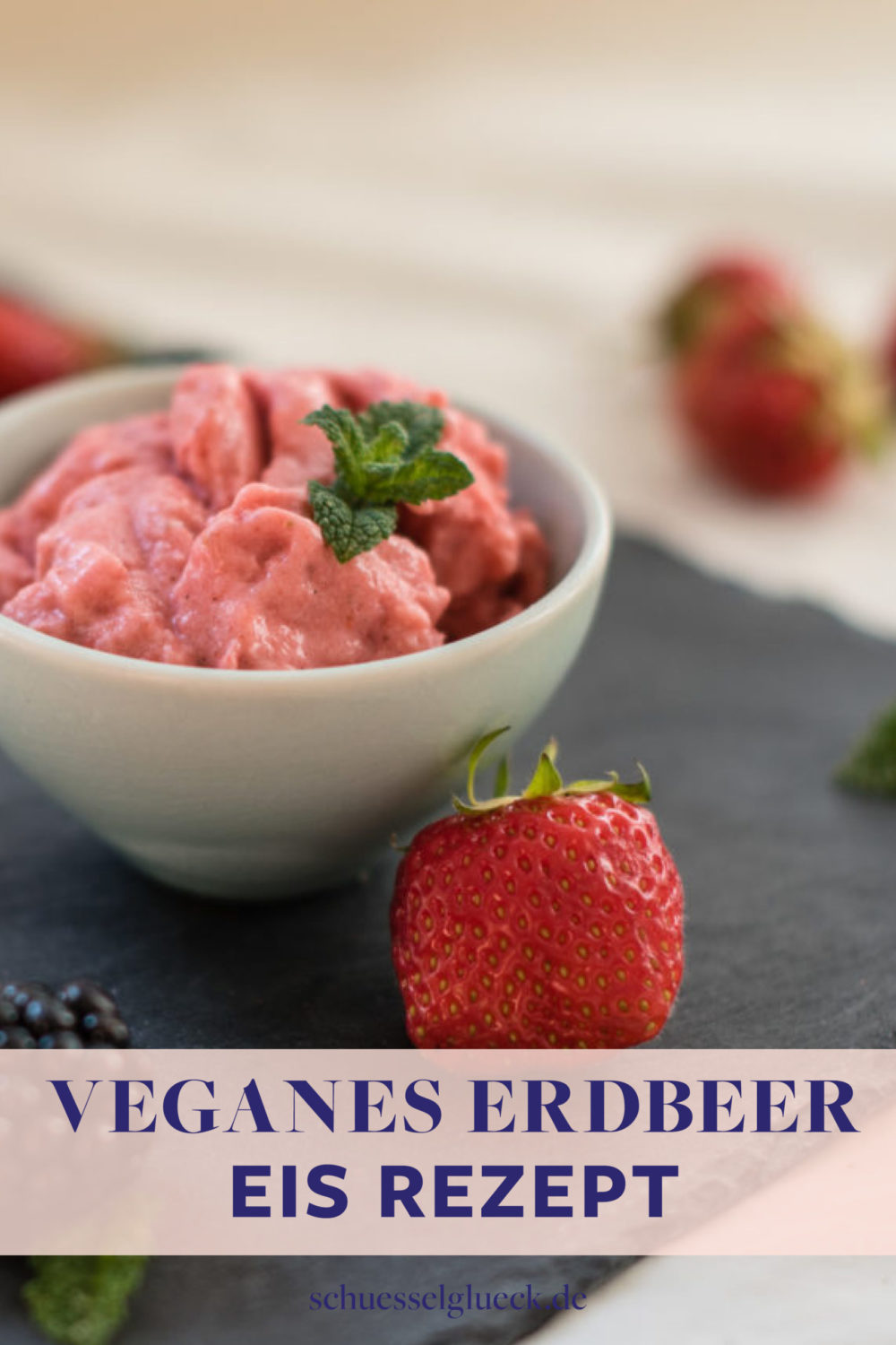 Gesundes, veganes Erdbeereis aus nur vier Zutaten selber machen (ohne Eismaschine)