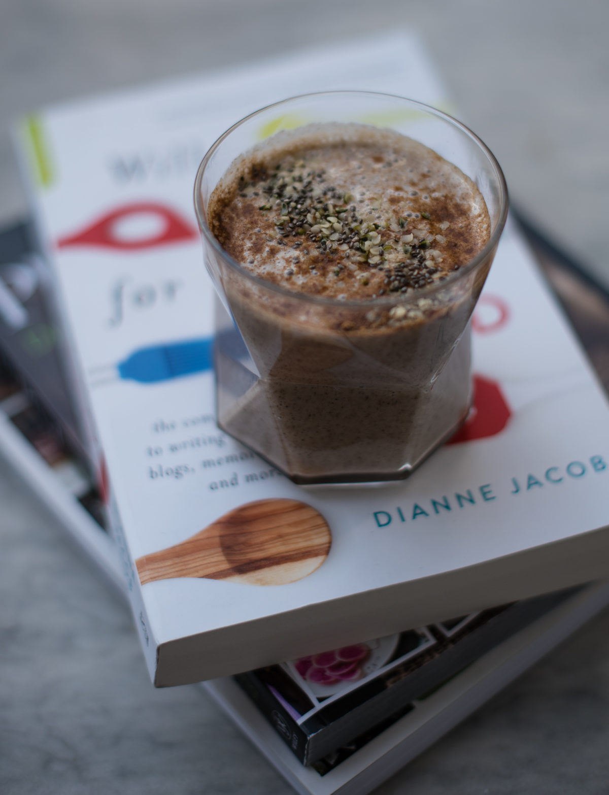 Iced Chai im Glas mit Kernen garniert