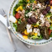 Topshot von Salatschüssel mit gemischten Salat und buntem Gemüse