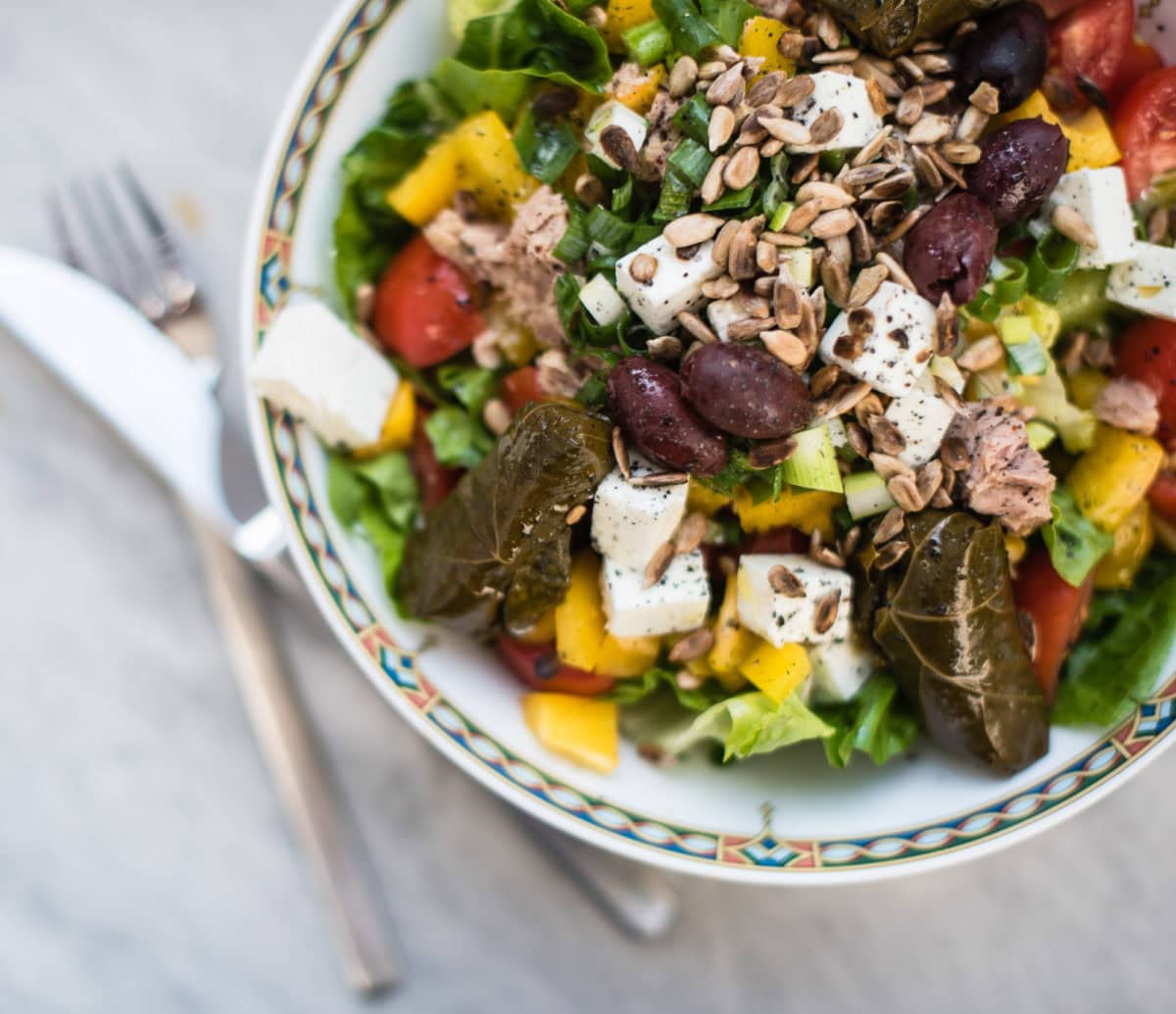 Topshot von Salatschüssel mit gemischten Salat und buntem Gemüse