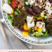 Topshot von Salatschüssel mit gemischten Salat und buntem Gemüse