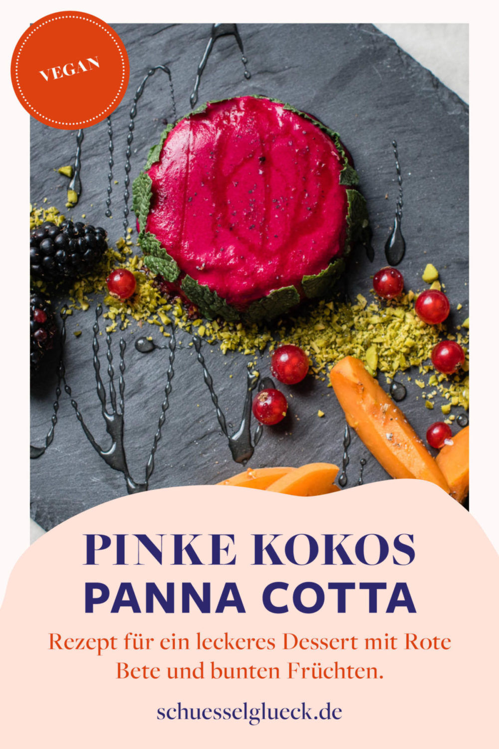 Pinke Kokos Panna Cotta mit Kardamom, Aprikosen und Beeren