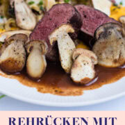 Weißer Teller mit Rehrücken, Steinpilzen und Kürbispüree.