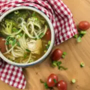 Topshot von klarer Brühe in Suppenschüssel mit Suppeneinlage