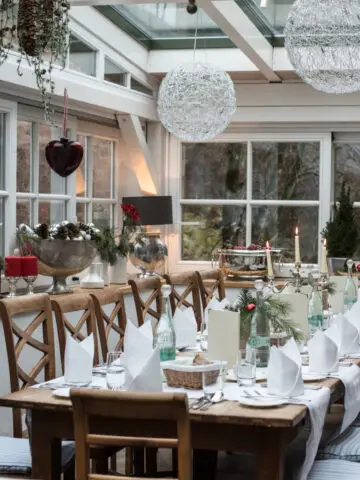 lange, eingedeckte Tischtafel in Restaurant im Odenwald mit weihnachtlicher Dekoration