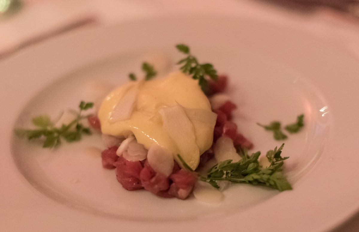 Tatar vom Vogelsberger Rind, Spargel, geräuchertes Eigelb