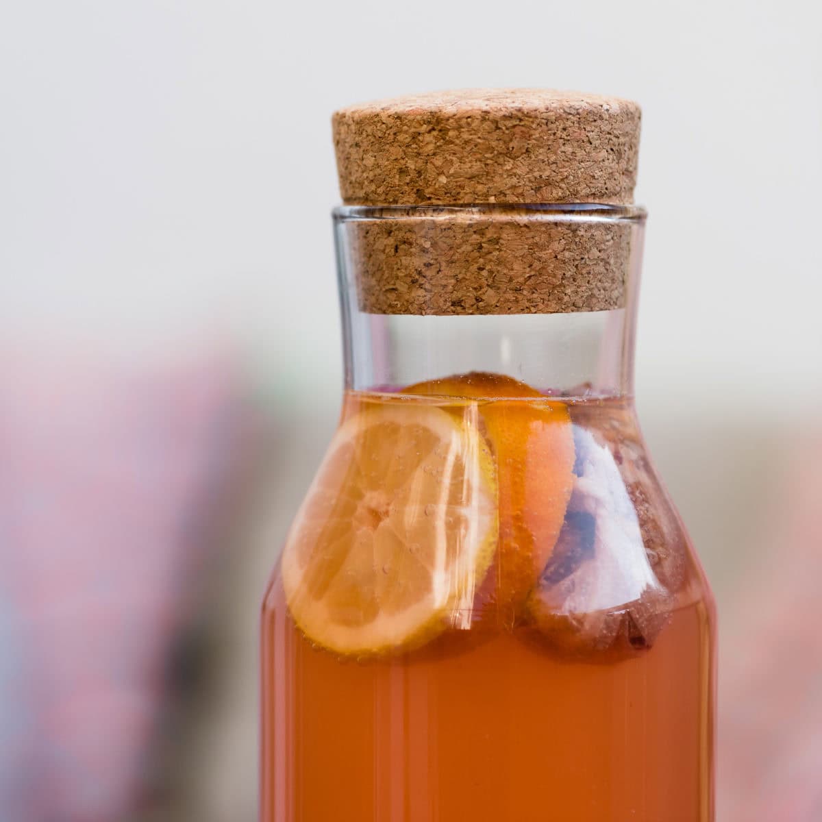 Flasche mit Korken und orangefarbener Limonade