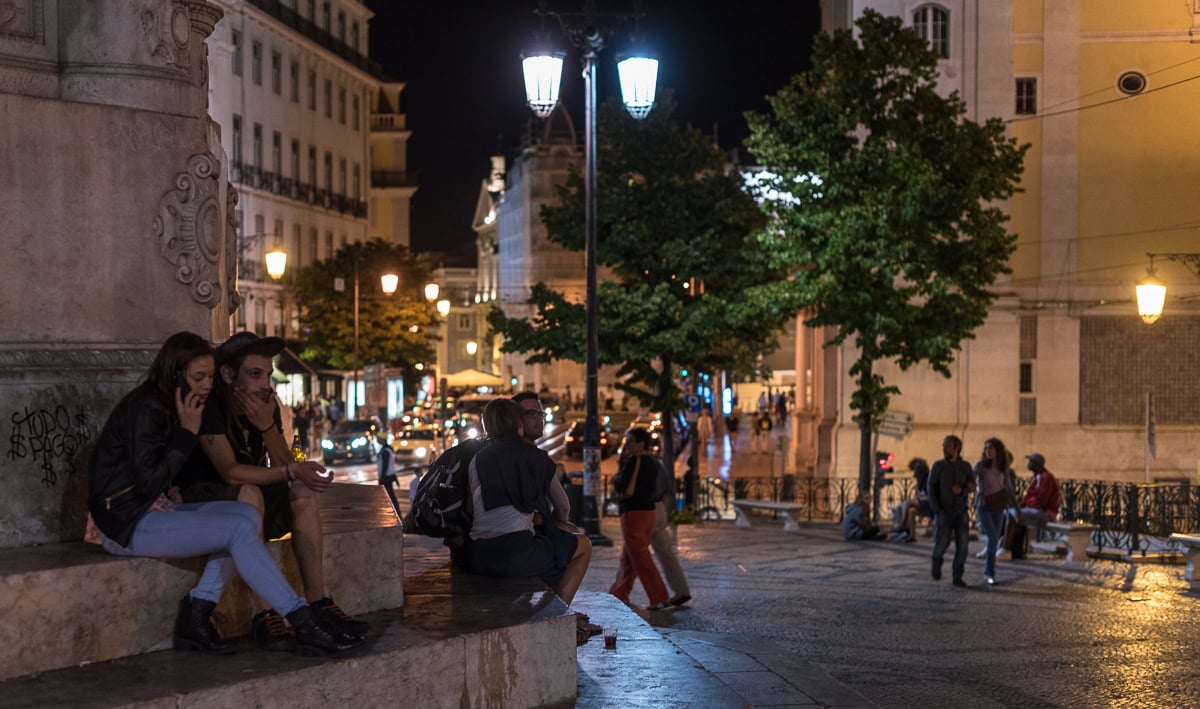 Pinne das Foto, um Dir meine Tipps für Lissabon zu speichern! Straßen von Lissabon bei Nacht