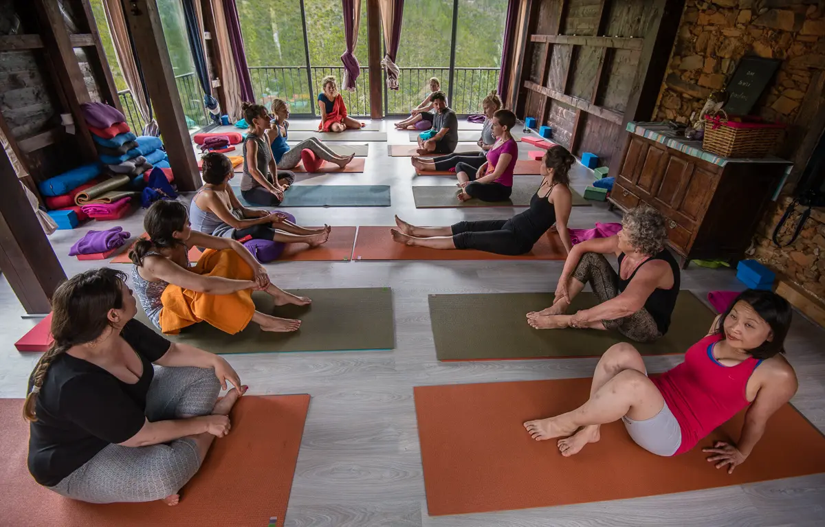 Gruppe von Menschen auf bunten Yogamatten