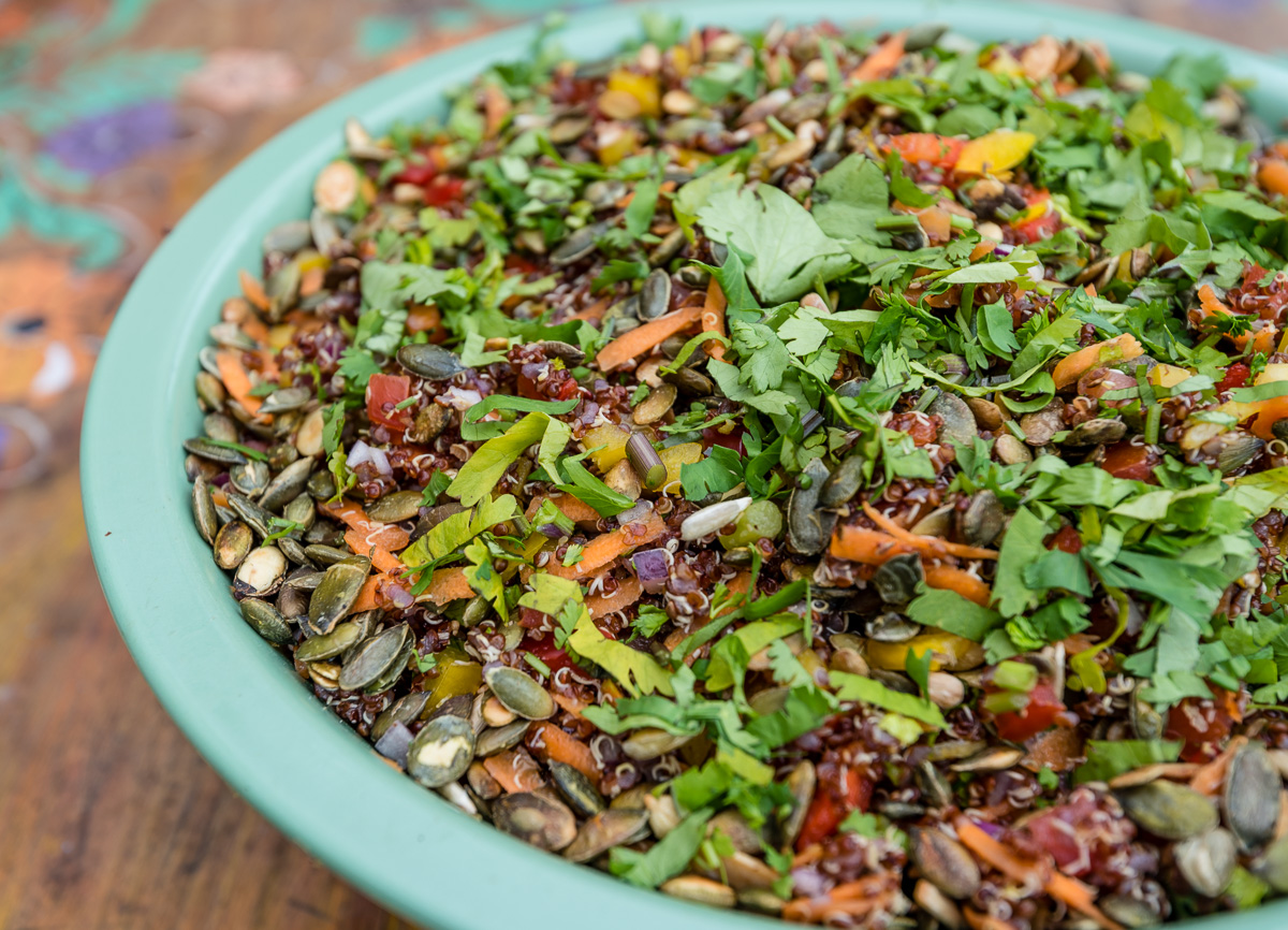 Nahaufnahme von ayurvedischem Salat mit großer Vielfalt an buntem Gemüse