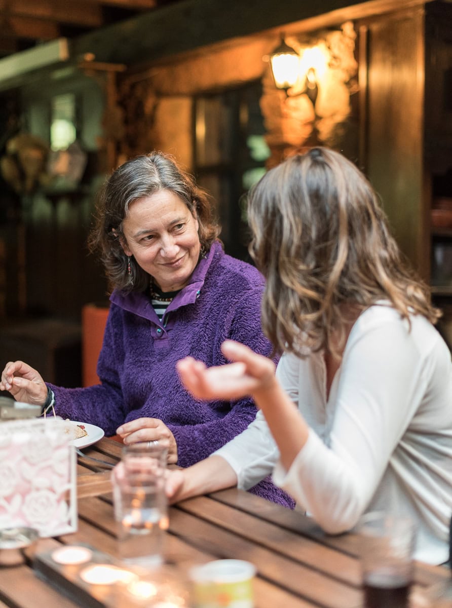 Zwei Frauen, die ein Tischgespräch führen