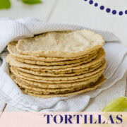 Ein Stapel frisch gebratener Tortillas aus Maismehl eingeschlagen in einem weißen Tuch auf hellem Untergrund