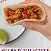 Jackfruit Taco mit frisch gebackenem Tortilla aus Maismehl in einer Hand