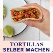 Jackfruit Taco mit frisch gebackenem Tortilla aus Maismehl in einer Hand