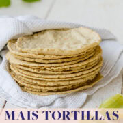 Ein Stapel frisch gebratener Tortillas aus Maismehl eingeschlagen in einem weißen Tuch auf hellem Untergrund