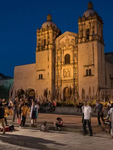 mexikanische Kirche in Oaxaca bei Nacht