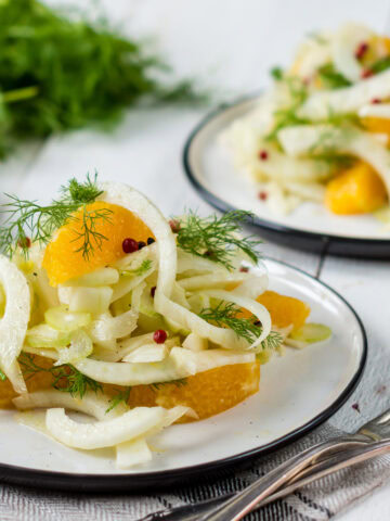 Fenchelsalat mit Orange und rotem Pfeffer auf Teller angerichtet