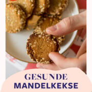 Hand greift Keks von Keksteller
