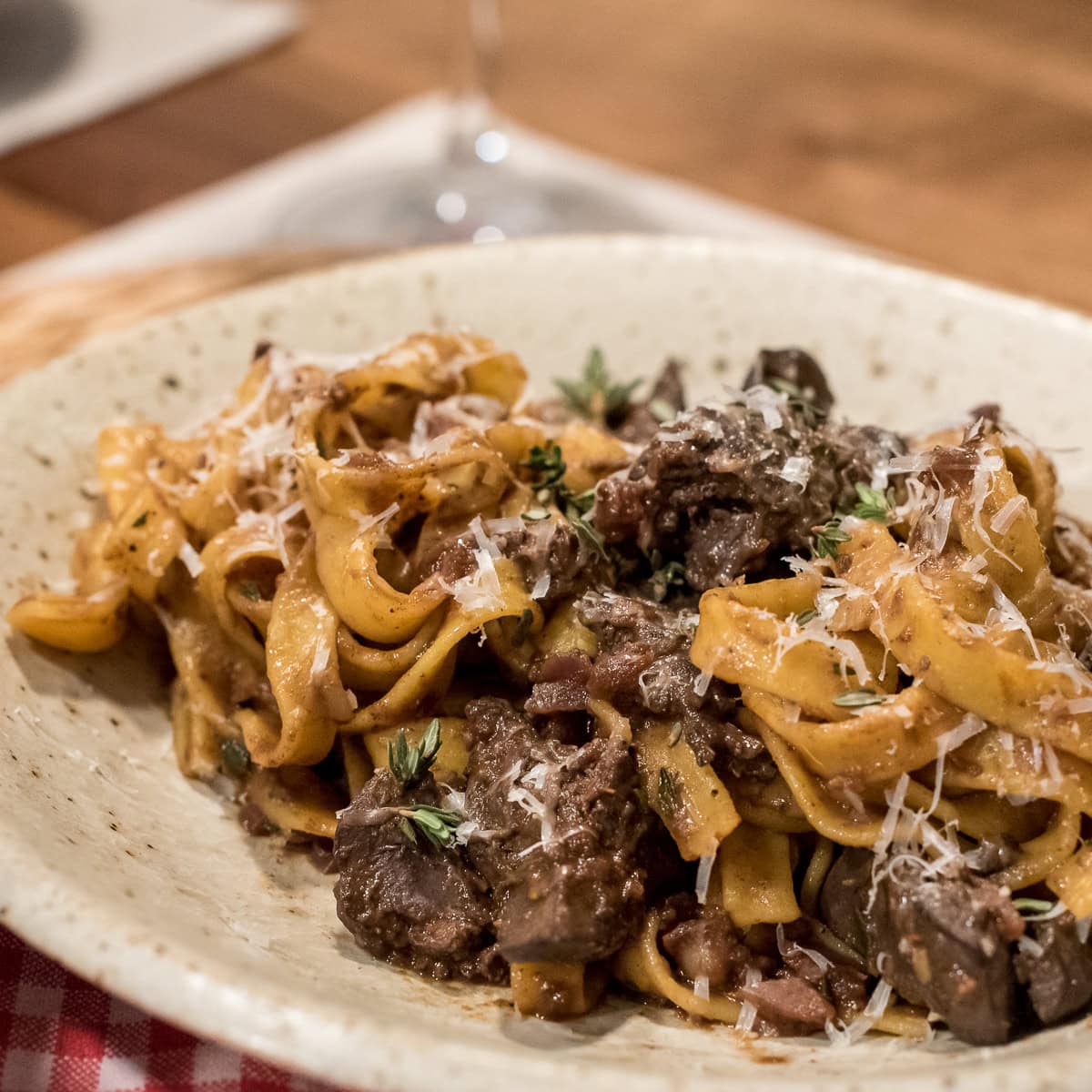 CloseUp von Pastagericht mit Hähnchenleber und Parmesan