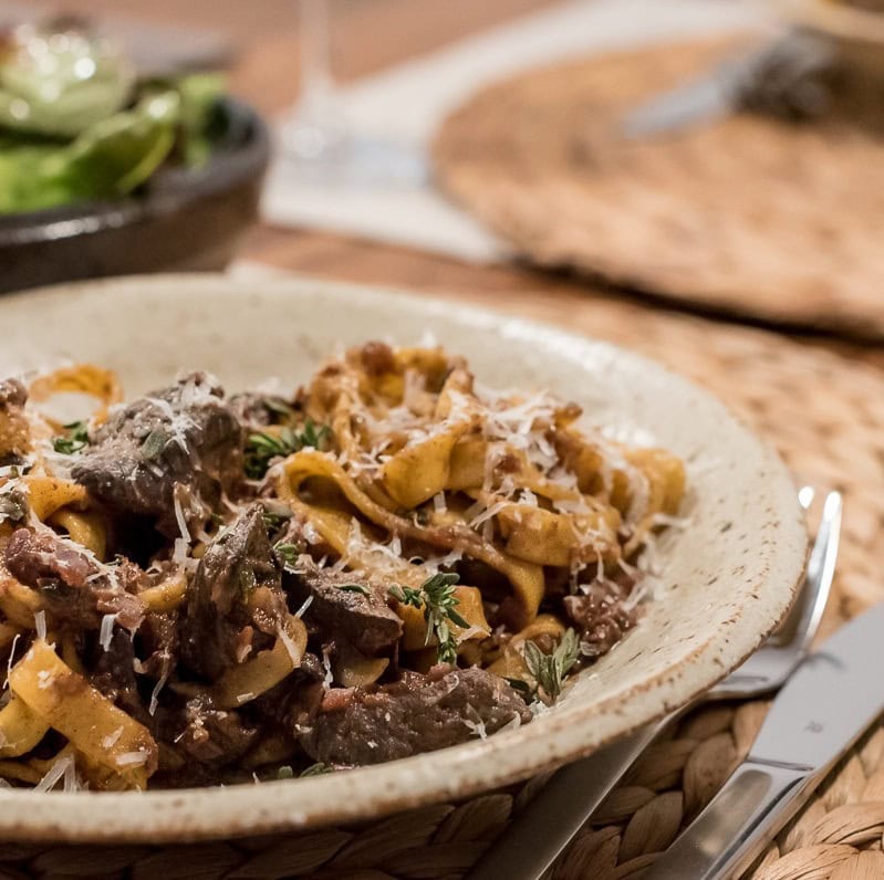 Pastagericht mit Hähnchenleber auf Teller