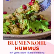 Gabel und Teller mit Blumenkohl Hummus und Granatapfelkernen.