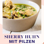 Hühnerbrühe mit Pilzen und Hähnchenschenkeln in zwei Schüsseln.