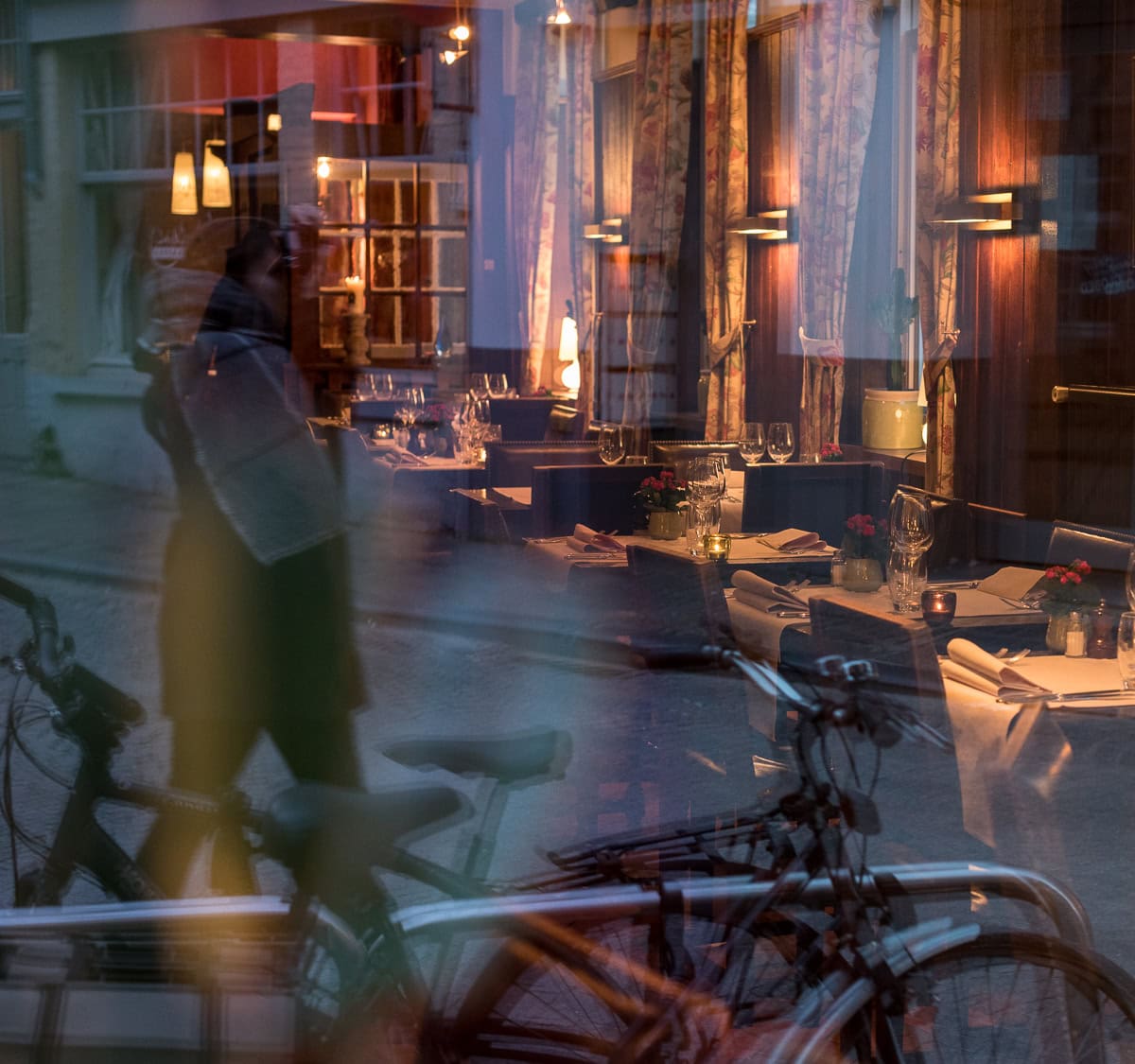 Pinne das Foto, um Dir den City Guide für Brügge zu speichern! Spiegelung in Fenster von Restaurant