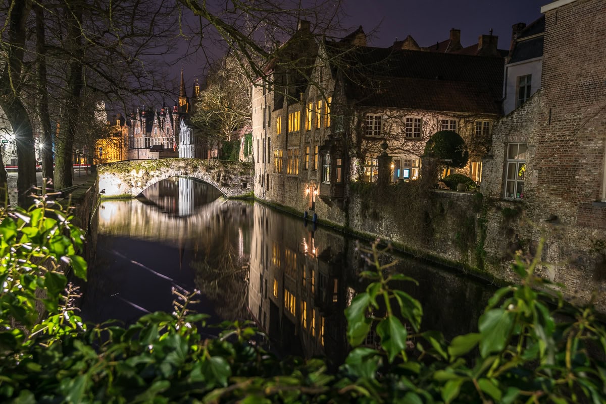 Kanal, Mauer und Brücken: Brügge bei Nacht