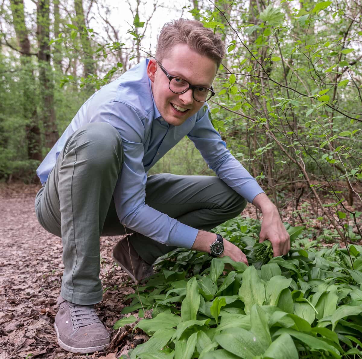 Pinne das Foto, um das Rezept für selbstgemachtes Bärlauchpesto zu sichern! Selbstgemachtes Bärlauchpesto - Bärlauch sammeln im Wald und den Frühling einfangen
