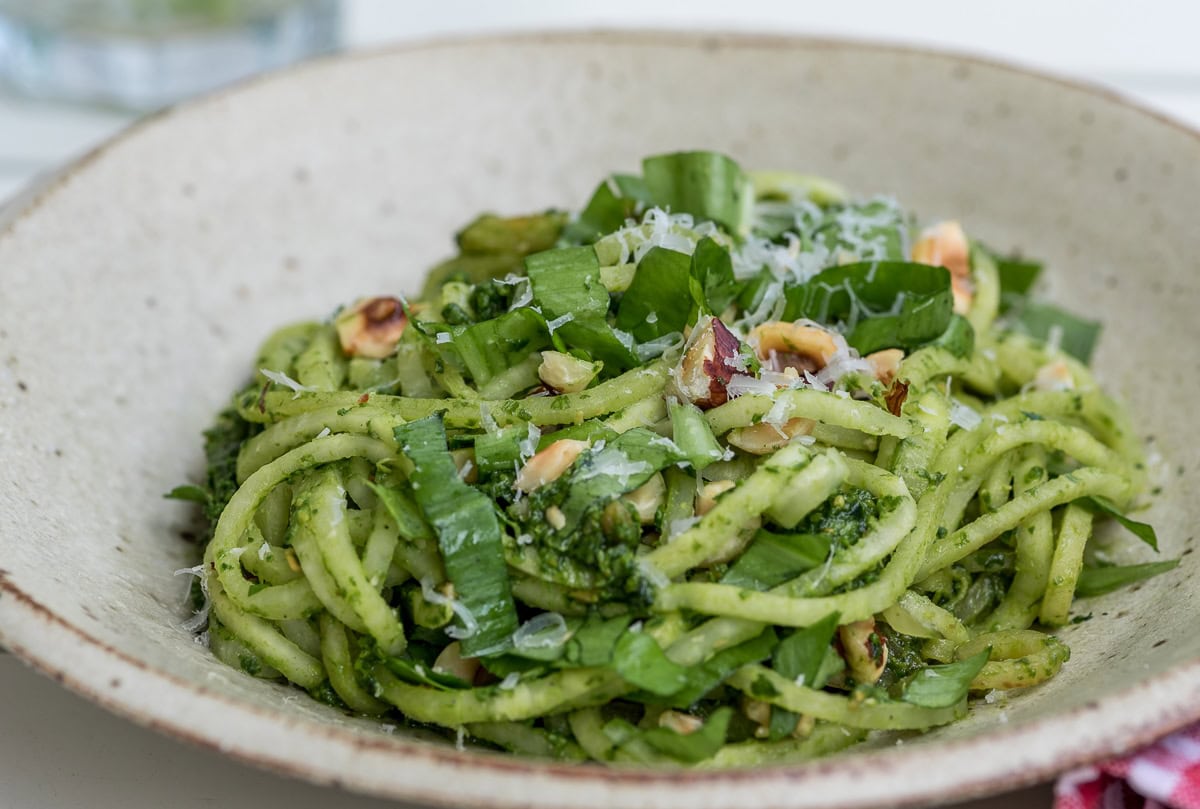 Pinne das Foto, um das Rezept für hausgemachtes Bärlauchpesto zu speichern! Selbstgemachtes Bärlauchpesto - Bärlauch sammeln im Wald und den Frühling einfangen