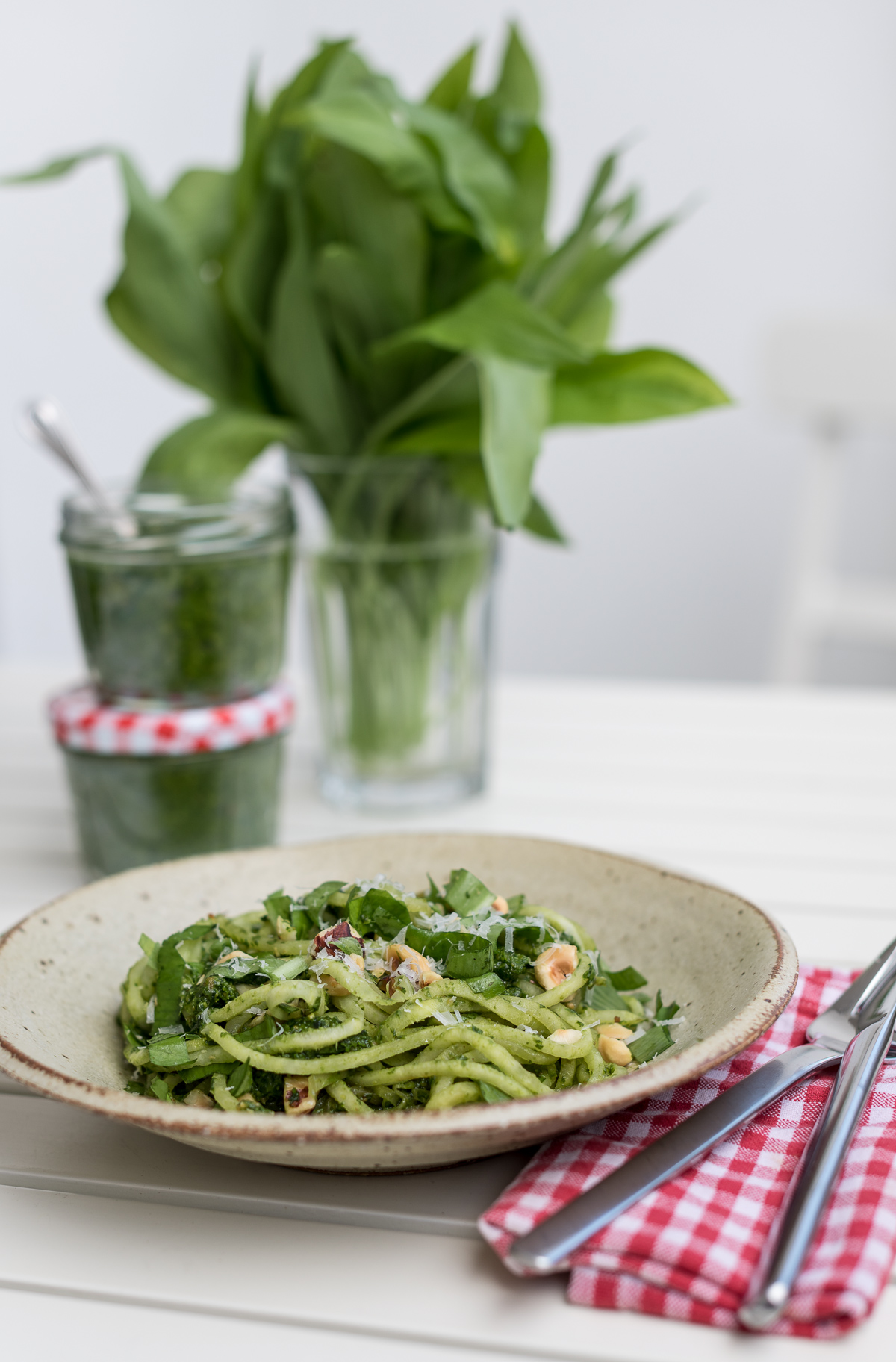 Pinne das Foto, um dir das Rezept für selbstgemachtes Bärlauchpesto zu sichern! Selbstgemachtes Bärlauchpesto - Bärlauch sammeln im Wald und den Frühling einfangen