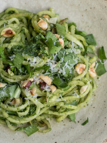 Selbstgemachtes Bärlauchpesto - Bärlauch sammeln im Wald und den Frühling einfangen