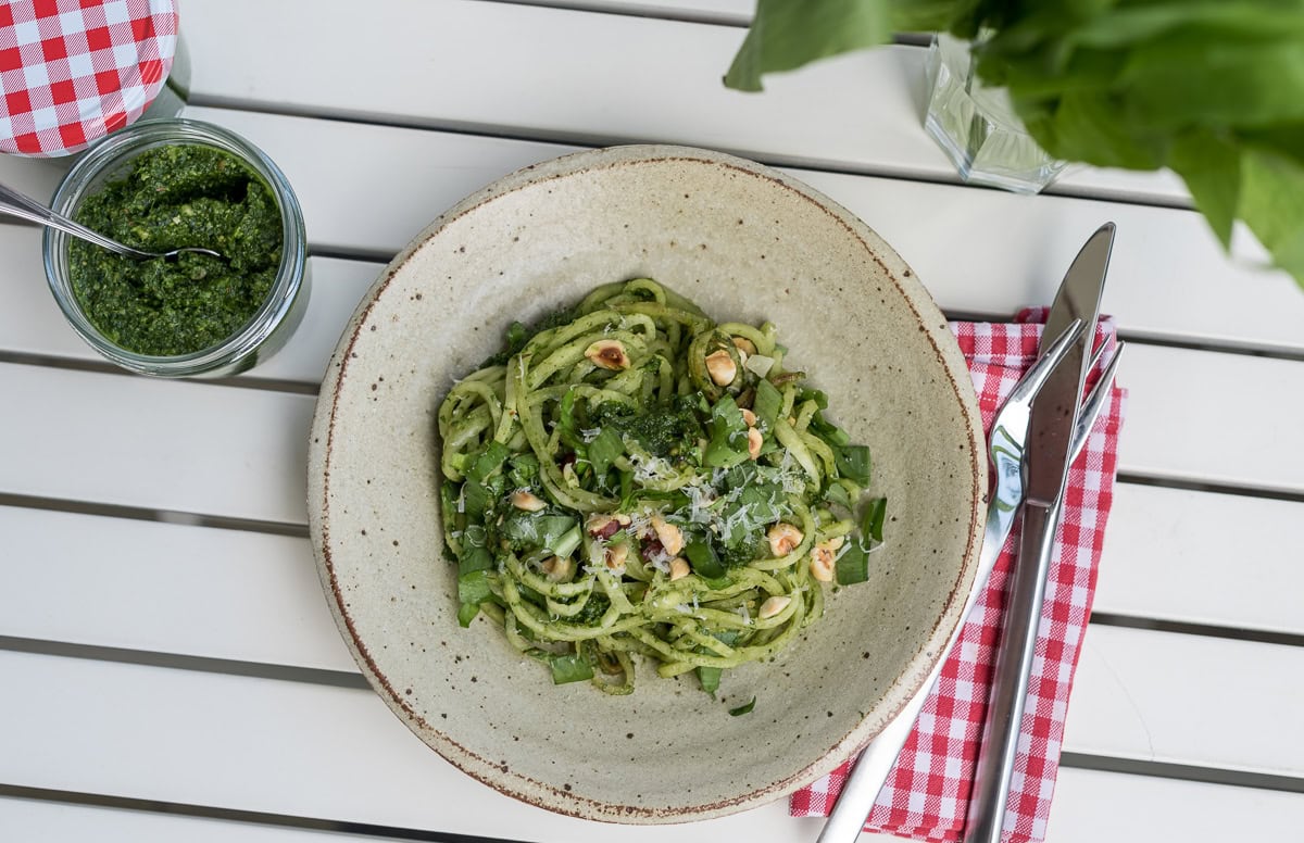 Selbstgemachtes Bärlauchpesto - Bärlauch sammeln im Wald und den Frühling einfangen