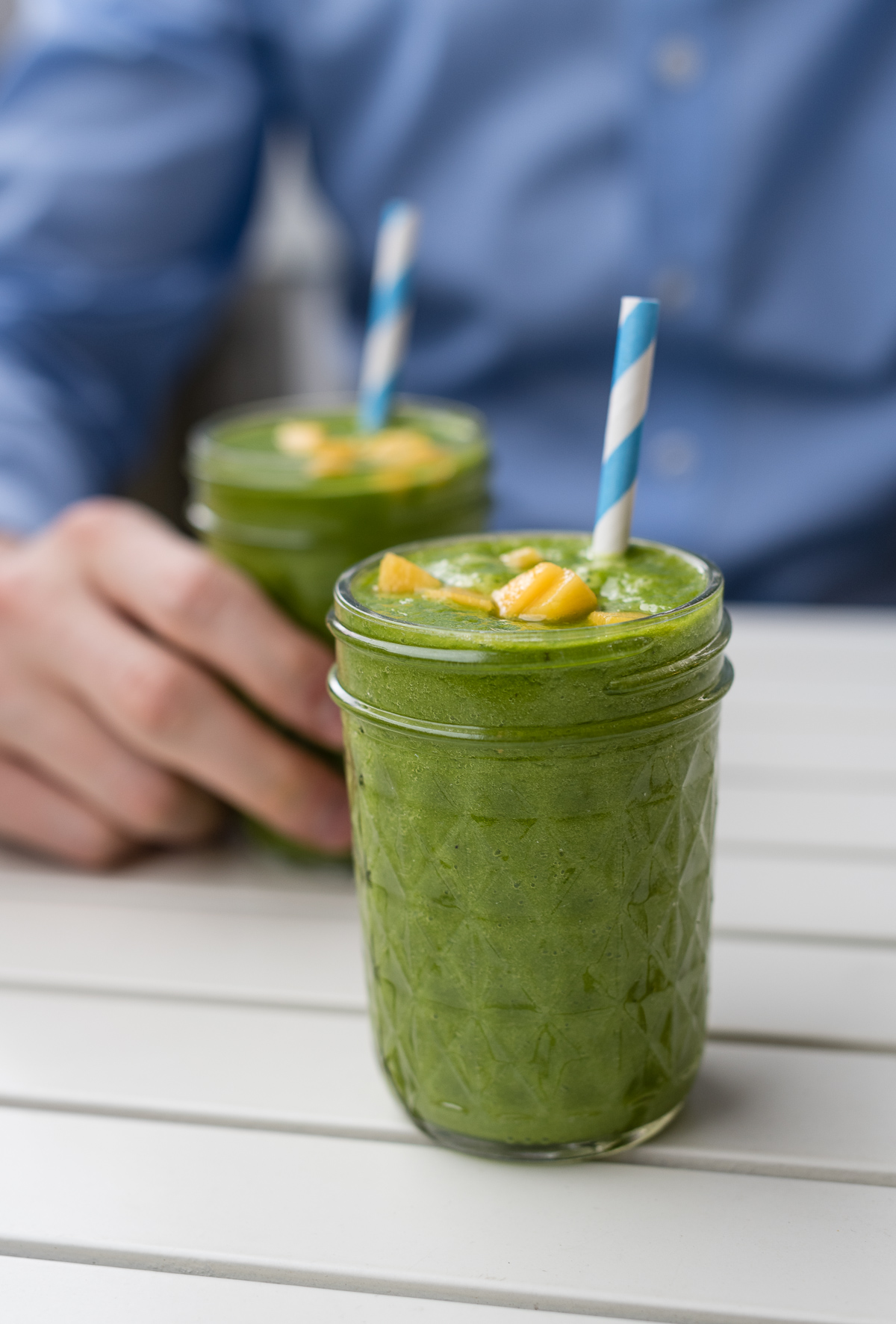 Grüner Smoothie im Glas mit Mango