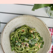 Topshot von einem Teller Kohlrabinudeln mit selbstgemachtem Bärlauchpesto