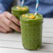 Grüner Smoothie im Glas mit Mango