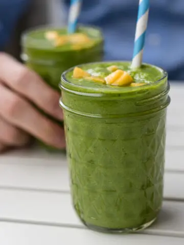 Grüner Smoothie im Glas mit Mango