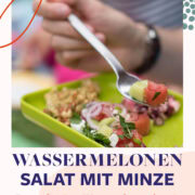 Hand hält knallgrünen Teller mit buntem Salat darauf
