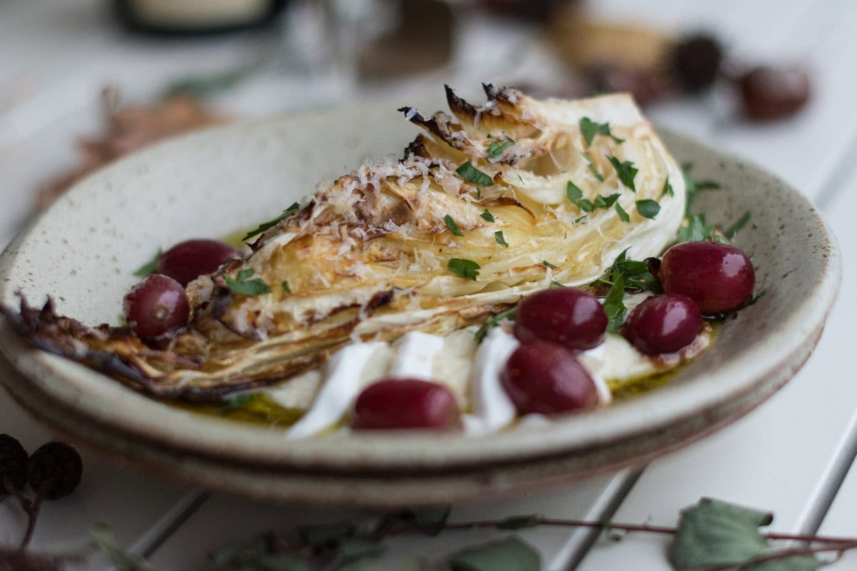 Geschmorter Spitzkohl auf Selleriepüree mit Ziegenkäse &amp; Trauben