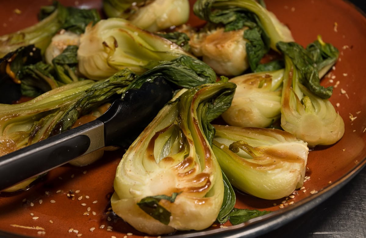 halbierter und geschmorter Pak Choi mit etwas Sojasauce mit