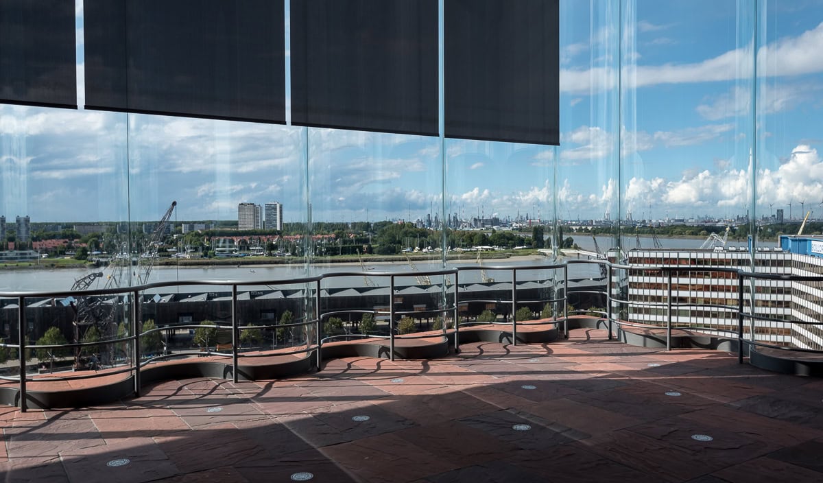Aufnahme von belgischer Landschaft, durch Glasfront fotografiert